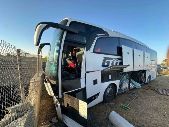 MERSİN’DE YOLCU OTOBÜSÜ REFÜJE GİRDİ: 13 YARALI