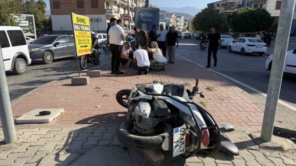 GAZİPAŞA’DA MİNİBÜS İLE MOTOSİKLET ÇARPIŞTI: 1 YARALI