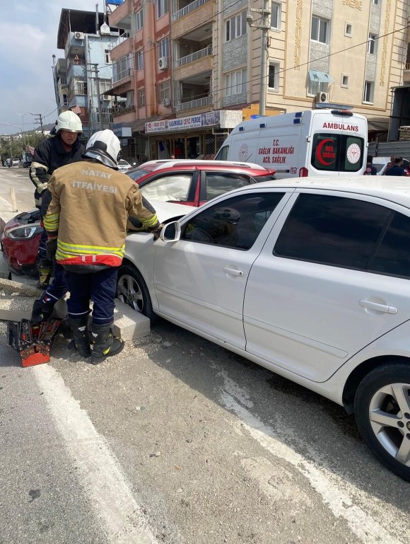 SAMANDAĞ’DA TRAFİK KAZASI: 6 YARALI