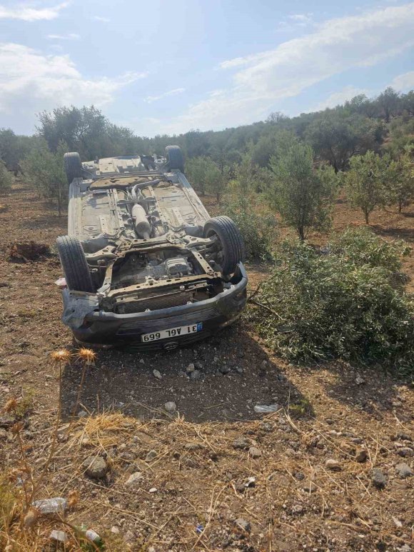 HATAY’DA ZEYTİN BAHÇESİNE UÇAN OTOMOBİLDEKİ 3 KİŞİ YARALANDI