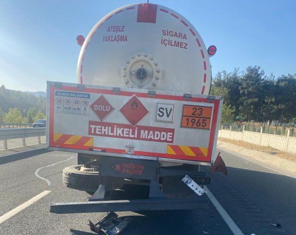 OTOMOBİL İLE TANKER ÇARPIŞTI: 2 YARALI