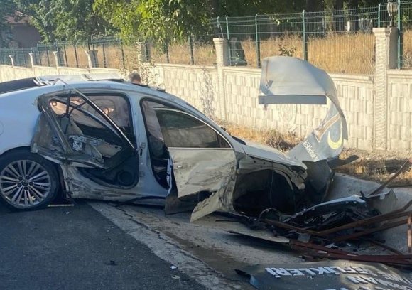 OTOMOBİL İLE TANKER ÇARPIŞTI: 2 YARALI