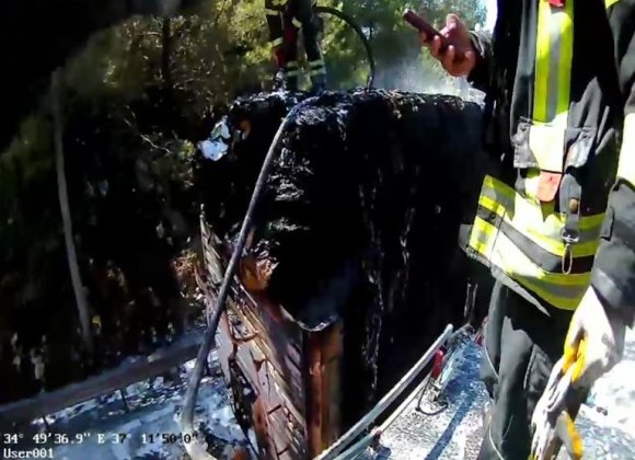 MERSİN’DE KARTON YÜKLÜ TIRDA YANGIN