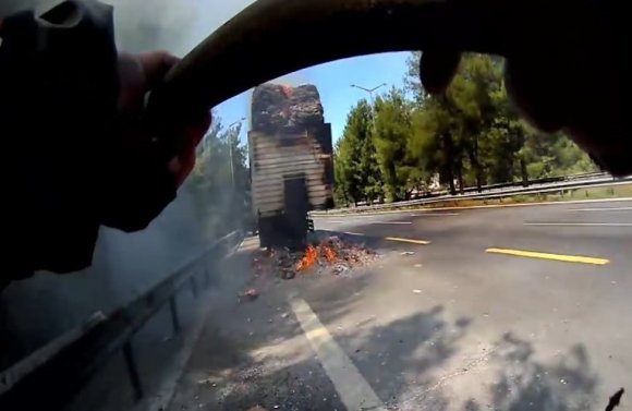 MERSİN’DE KARTON YÜKLÜ TIRDA YANGIN