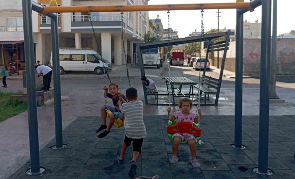MERSİN’DE ÇOCUK OYUN PARKLARININ EKSİKLERİ GİDERİLİYOR, YEŞİL ALANLARA BAKIM YAPILIYOR