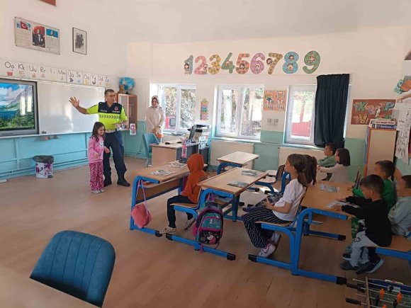 EĞİRDİR JANDARMASINDAN MİNİK ÖĞRENCİLERE TRAFİK EĞİTİMİ