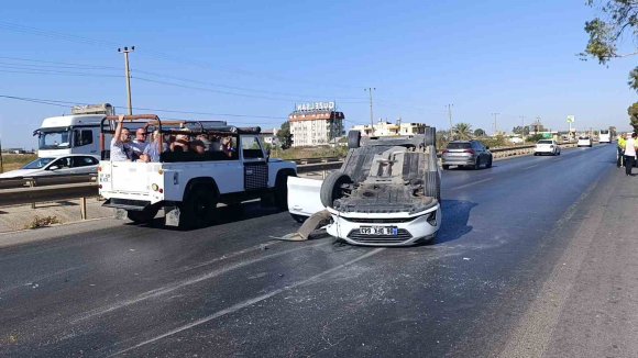 ÖNÜNDEKİ ARACA ÇARPIP DEVRİLEN OTOMOBİLİN SÜRÜCÜSÜ YARALANDI