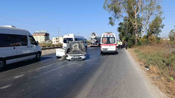 ÖNÜNDEKİ ARACA ÇARPIP DEVRİLEN OTOMOBİLİN SÜRÜCÜSÜ YARALANDI