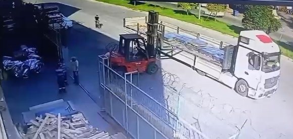 BİSİKLETİYLE FORKLİFTE ÇARPAN ÇOCUK HASTANEYE KALDIRILDI