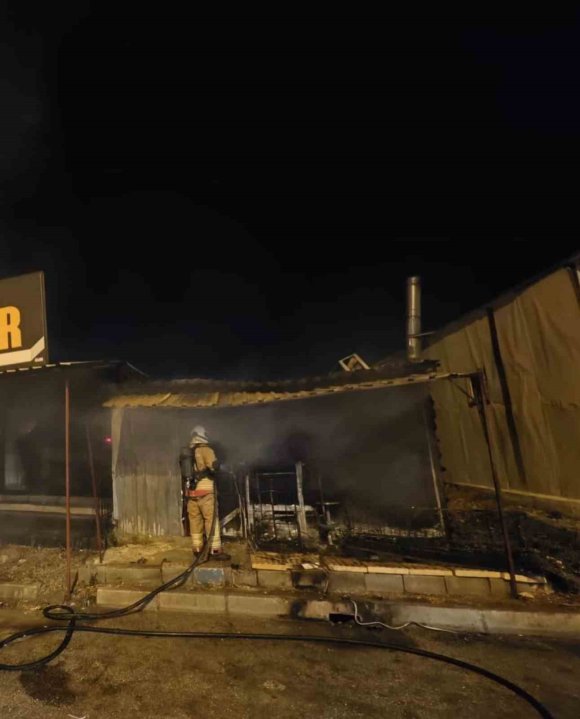 ANTAKYA’DA ALEVLERE TESLİM OLAN İŞ YERİ KULLANILMAZ HALE GELDİ