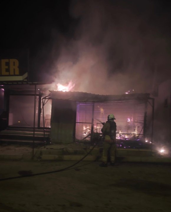ANTAKYA’DA ALEVLERE TESLİM OLAN İŞ YERİ KULLANILMAZ HALE GELDİ