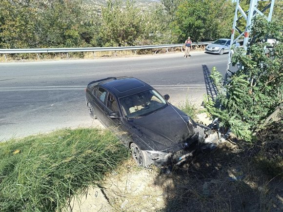YOL KENARINA DEVRİLEN OTOMOBİLİN SÜRÜCÜSÜ YARALANDI