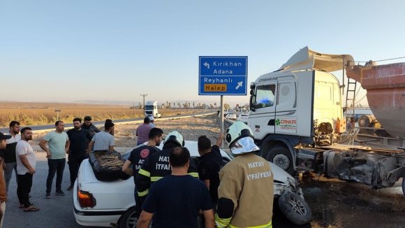 TIRLA ÇARPIŞAN OTOMOBİLDEKİ 2 KİŞİ YARALANDI