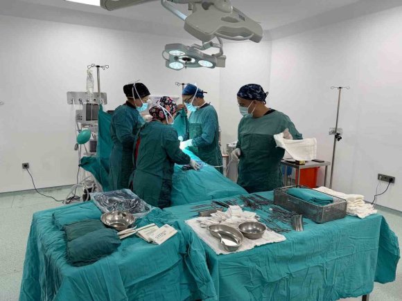 DEPREM SONRASI YENİDEN YAPILAN NURHAK DEVLET HASTANESİ’NDE İLK AMELİYAT
