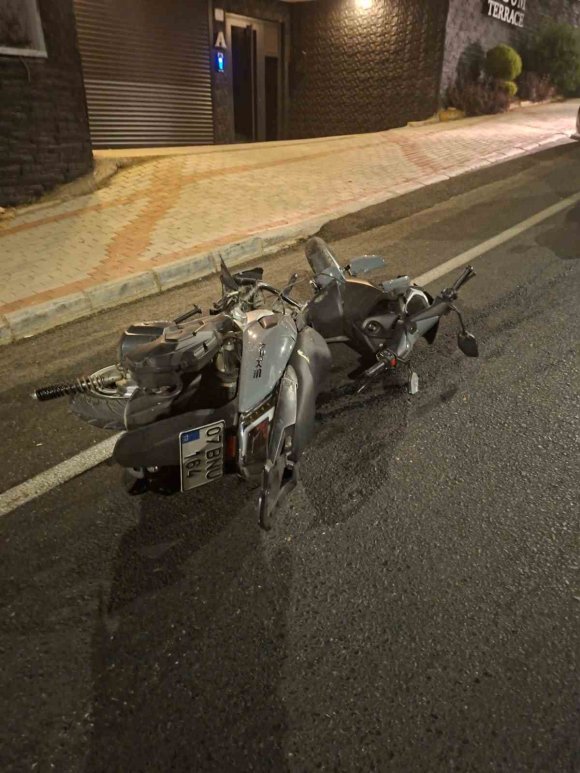 ALANYA’DA OTOMOBİL İLE ÇARPIŞAN MOTOSİKLETLİ HAYATINI KAYBETTİ