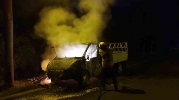 ALEVLERE TESLİM OLAN KAMYONET KULLANILMAZ HALE GELDİ