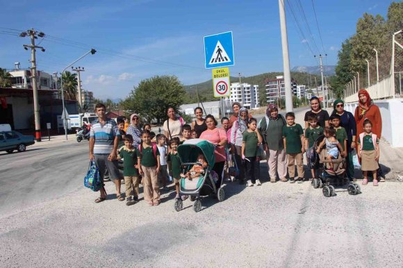 VELİLER ÜST GEÇİT İÇİN TOPLANIP ÇAĞRI YAPTI