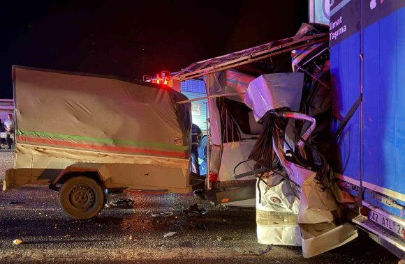 TARIM İŞÇİLERİNİ TAŞIYAN MİNİBÜS TIRA ARKADAN ÇARPTI: 3 ÖLÜ, 16 YARALI