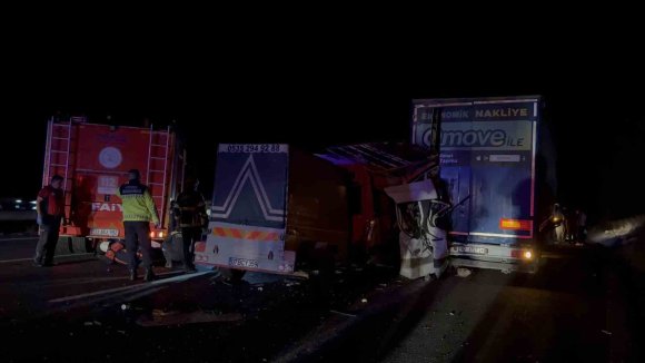 TARIM İŞÇİLERİNİ TAŞIYAN MİNİBÜS TIRA ARKADAN ÇARPTI: 3 ÖLÜ, 16 YARALI