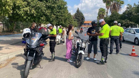 MOTOSİKLET SÜRÜCÜLERİNE 1 BUÇUK SAATTE 456 BİN TL CEZA KESİLDİ
