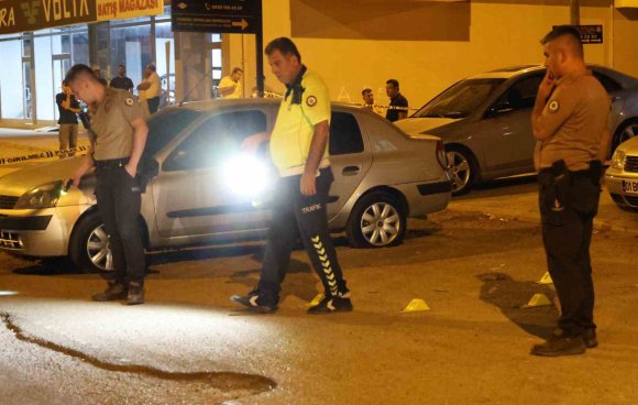 UUZUN NAMLULU SİLAHLA GALERİYİ TARADILAR: 10’DAN FAZLA MERMİ İSABET ETTİ