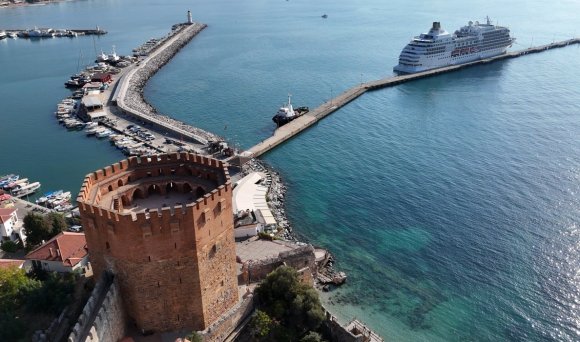 445 YOLCU 362 MÜRETTEBATLI KRUVAZİYER ALANYA İSKELESİNE ULAŞTI