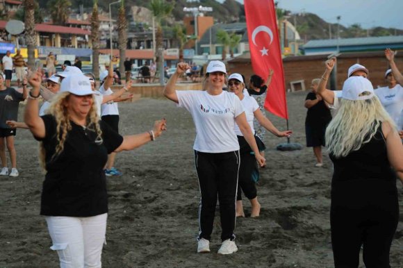 SAHİLDE SPOR YAPMANIN TADINI ÇIKARDILAR