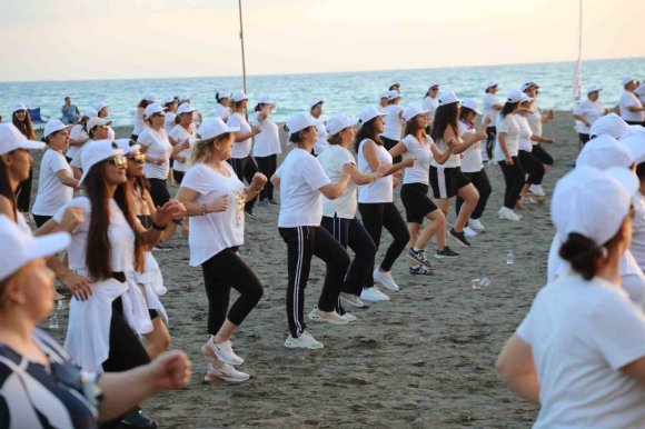 SAHİLDE SPOR YAPMANIN TADINI ÇIKARDILAR