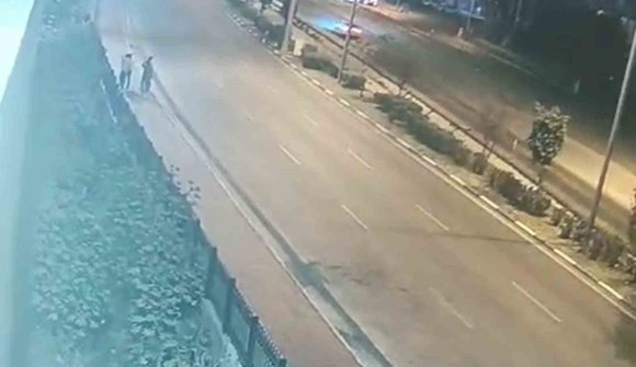 OTOMOBİLİN, KALDIRIMDA YÜRÜYEN YAYALARIN ARASINA DALDIĞI ANLAR KAMERADA