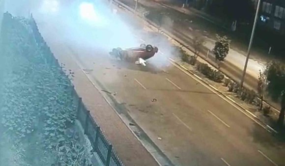 OTOMOBİLİN, KALDIRIMDA YÜRÜYEN YAYALARIN ARASINA DALDIĞI ANLAR KAMERADA