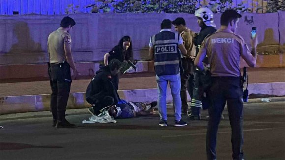 OTOMOBİL, KALDIRIMDA YÜRÜYEN YAYALARA ÇARPTI: 3 ÖLÜ, 3 YARALI