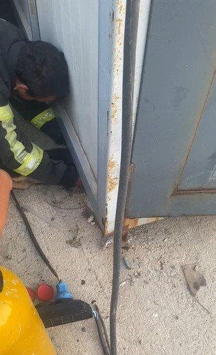 KONTEYNER ALTINDA SIKIŞIP MAHSUR KALAN YAVRU KÖPEĞİ İTFAİYE EKİPLERİ KURTARDI
