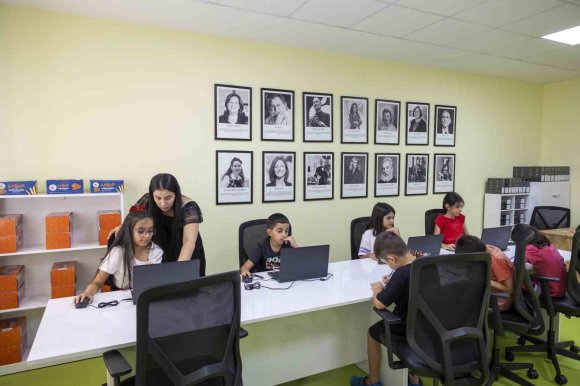 MERSİN’DE ÇOCUKLAR, TASARIM ATÖLYESİNDE ÜRETMEYİ ÖĞRENİYOR