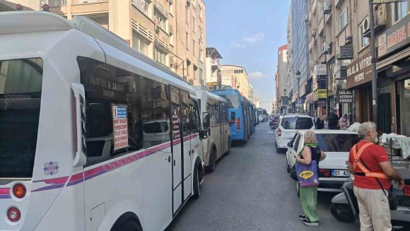 ADANA’DA DOLMUŞ ŞOFÖRLERİNİN EYLEMİ 3 SAAT SONRA BİTTİ: TRAFİK ULAŞIMA AÇILDI