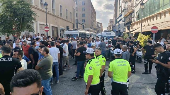 ADANA’DA DOLMUŞ ŞOFÖRLERİNİN EYLEMİ 3 SAAT SONRA BİTTİ: TRAFİK ULAŞIMA AÇILDI