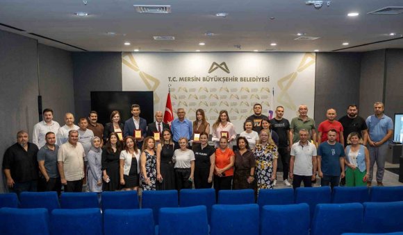 MERSİN’DE GÖREVDE YÜKSELEN PERSONELE PLAKET VE TEŞEKKÜR BELGESİ