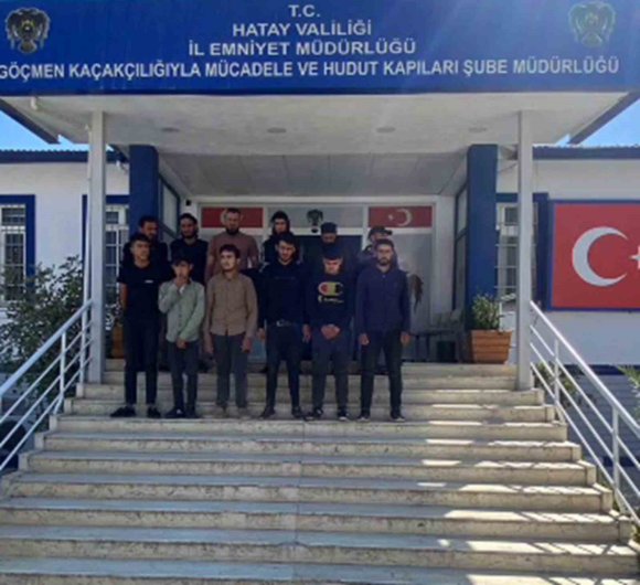 12 GÖÇMENİ 27 BİN TL’YE TAŞIRKEN YAKALANAN İNSAN TACİRİ TUTUKLANDI