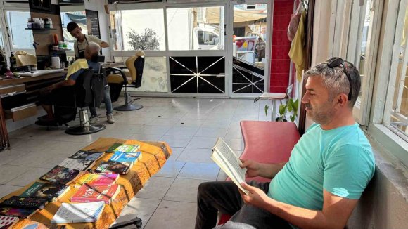 BERBER DÜKKANINI KÜTÜPHANEYE ÇEVİRDİ: MÜŞTERİLER SIRA BEKLERKEN KİTAP OKUYOR