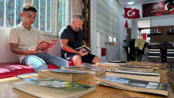 BERBER DÜKKANINI KÜTÜPHANEYE ÇEVİRDİ: MÜŞTERİLER SIRA BEKLERKEN KİTAP OKUYOR