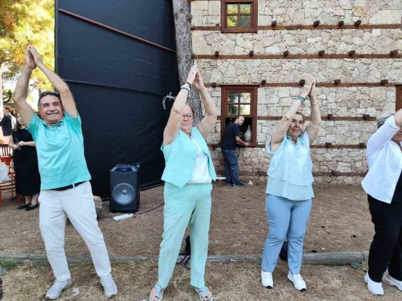 YAŞLILAR GENÇLERE TAŞ ÇIKARTTI