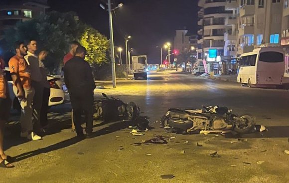 MOTOSİKLETLER KAFA KAFAYA ÇARPIŞTI: 2 ÖLÜ