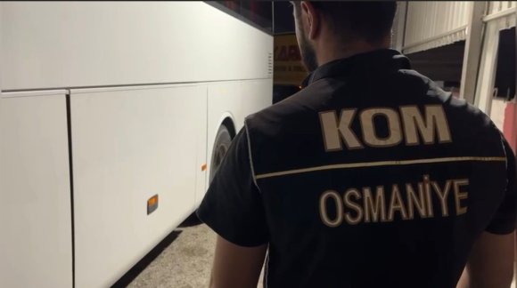 OTOBÜS ÇAMURLUĞUNDAKİ GİZLİ BÖLMEDEN KAÇAK ELEKTRONİK SİGARA VE SİGARA ELE GEÇİRİLDİ