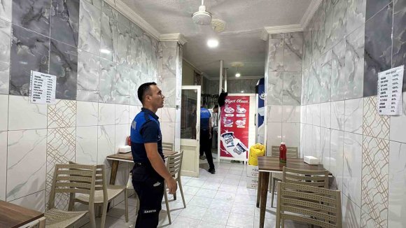 TARSUS’TA LOKANTA, KAFE VE MARKETLERDE DENETİM YAPILDI