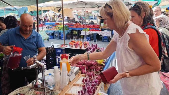 ANTALYA’DA PERŞEMBE PAZARINA ALMAN TURİST AKINI