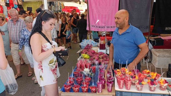 ANTALYA’DA PERŞEMBE PAZARINA ALMAN TURİST AKINI