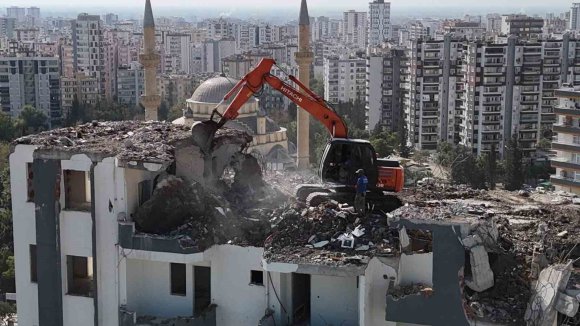 DEPREMDE HASAR GÖREN BİNALARIN YIKIMI VATANDAŞLARA O GÜNLERİ HATIRLATIYOR