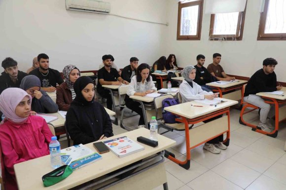 HATAY BÜYÜKŞEHİR BELEDİYESİ KURSLARINDA EĞİTİM ALAN ÖĞRENCİLER YÜZDE 75 BAŞARI ORANI SAĞLADI