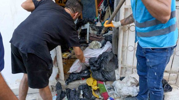 TARSUS’TA BİR EVDEN 28 TON ÇÖP ÇIKARILDI