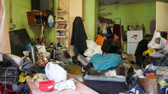 TARSUS’TA BİR EVDEN 28 TON ÇÖP ÇIKARILDI