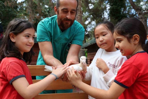 ÇOCUKLAR TEDAVİSİ TAMAMLANAN GÜVERCİNLERİ DOĞAYA SALDI